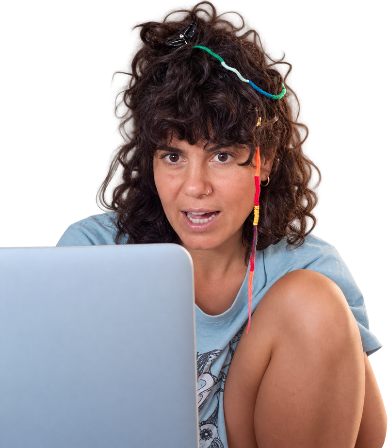 Una persona seduta con un computer portatile, durante una sessione one-to-one.